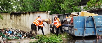 volunteers recycling